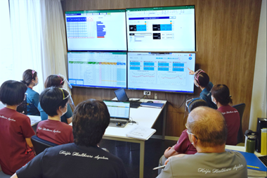 入退院管理センターでは、入退院に必要な情報がリアルタイムで複数台の大型モニターに表示される。