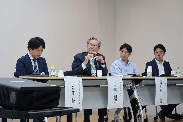 パネルディスカッションの様子（左から神奈川県立循環器呼吸器病センター呼吸器内科医長の池田慧氏、近畿大学病院がんセンター長の中川和彦氏、A4LC代表の長谷川氏、GHCアソシエイトマネジャーの榎本有祐）