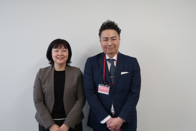 左が小林氏。右は担当の当社海老原
