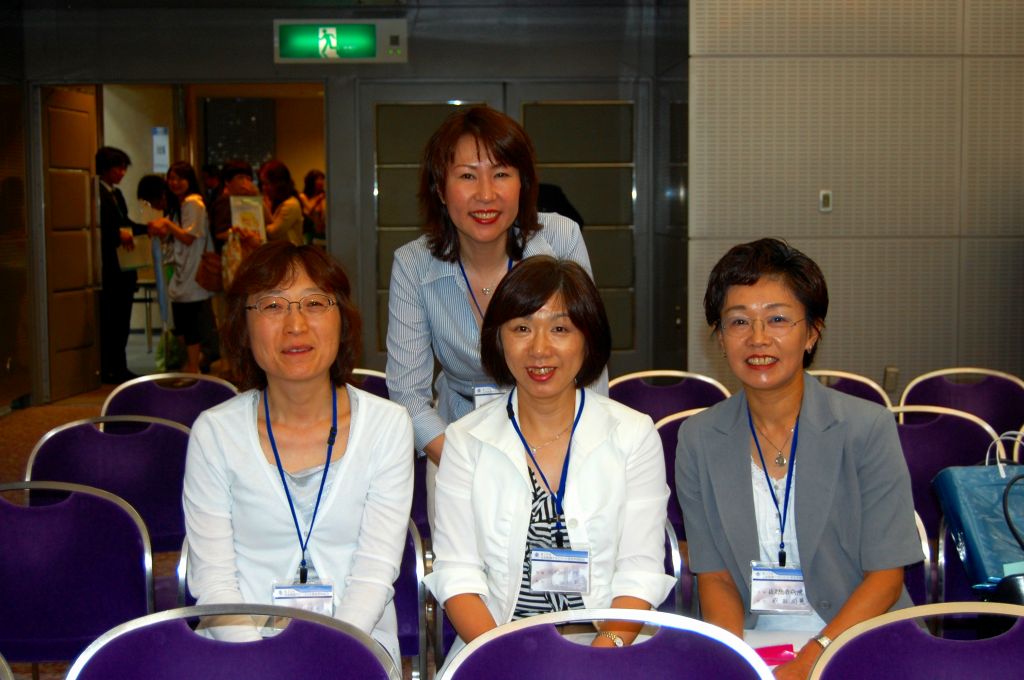 糖尿病療養指導士の春田さん(左)、地域医療連携課師長の山田さん(中)、パス専任師長の依田さん(右)