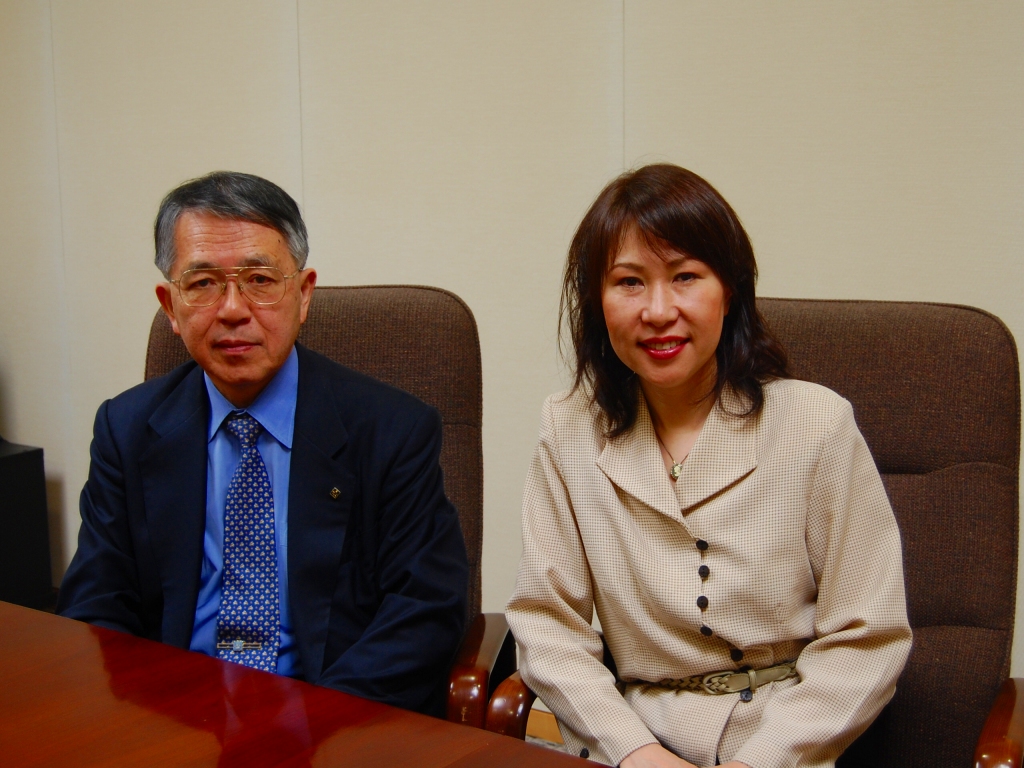 左が伊藤理事長。右は渡辺