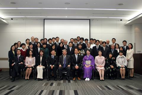 修了式。前列左から3番目が渡辺です