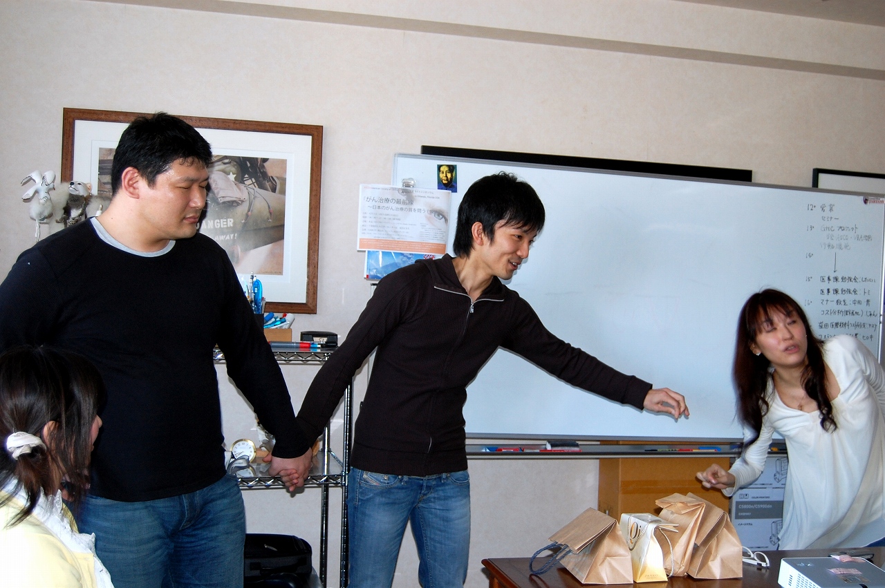 手をつないで引っ張ると…